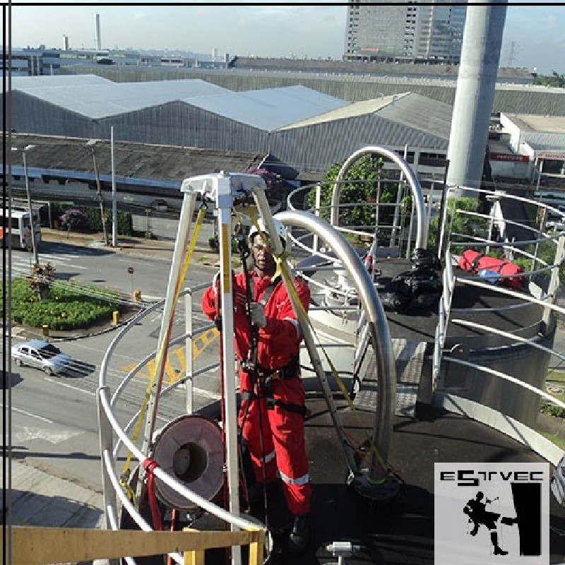 Resgate para trabalho em espaço confinado