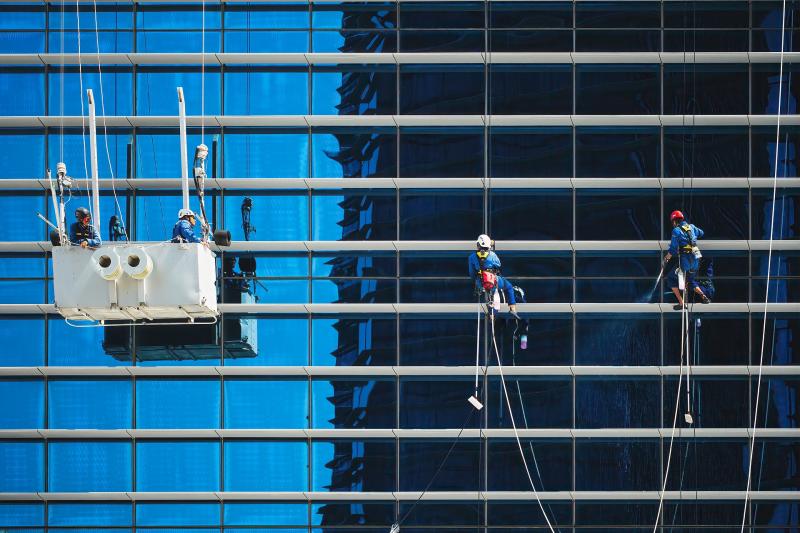 Instalação de linha de vida horizontal para segurança em altura